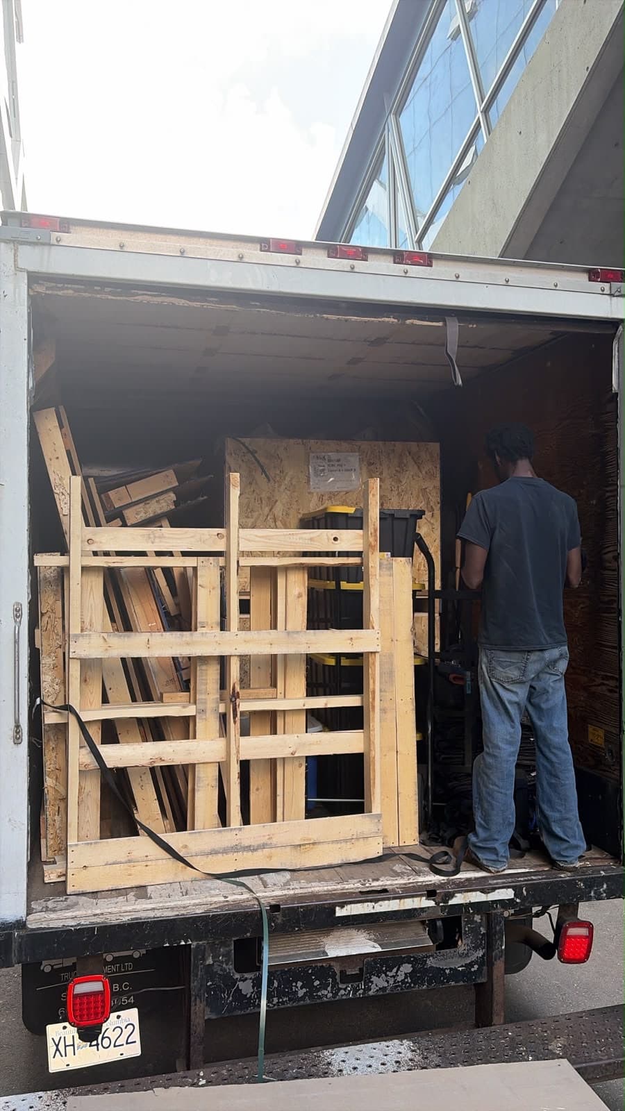 Commercial pallet removal - Stonegate junk removal truck